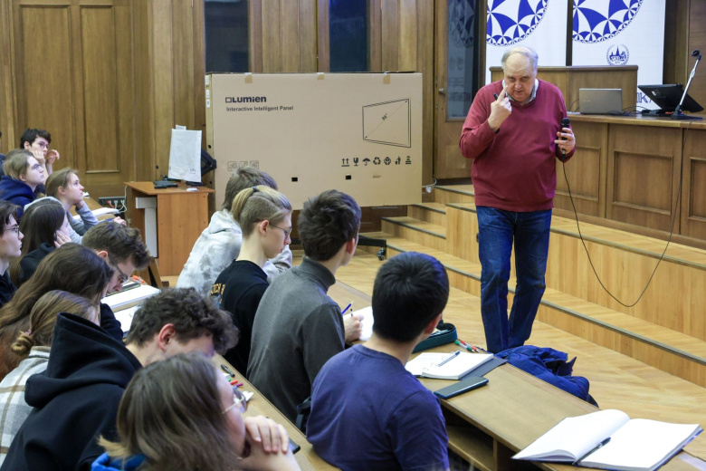 Студенты и преподаватель в лекционной аудитории