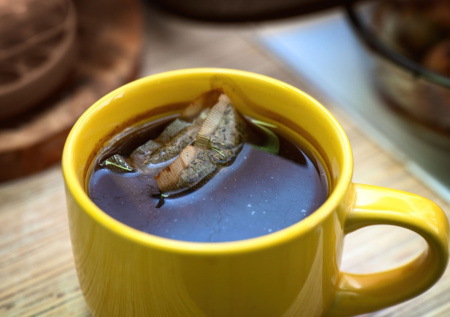 Чайный налет на кружках: как вернуть посуде первозданный блеск за минуту — простой лайфхак