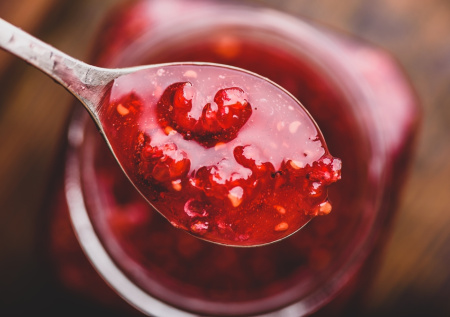 Диетолог опроверг популярный миф о чае с малиновым вареньем