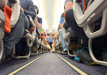 Сотни россиян спали на полу в ожидании починки самолета