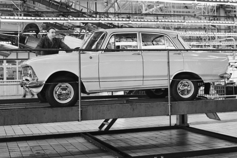 Автомобиль «Москвич-412» на главном конвейере Автомобильного завода имени Ленинского комсомола, 1973 год