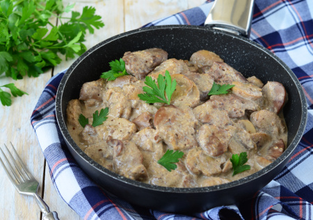 Бефстроганов из куриной печени — шикарное блюдо за копейки. Пять минут на обжарку и простой сливочно-томатный соус