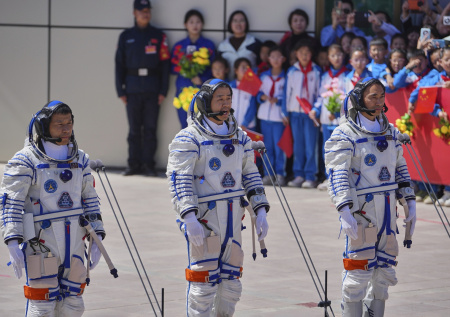 Трое китайских космонавтов не могут вернуться на Землю