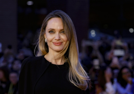 «Очередная пиар-акция»: сенатор раскритиковал визит Джоли в Херсон