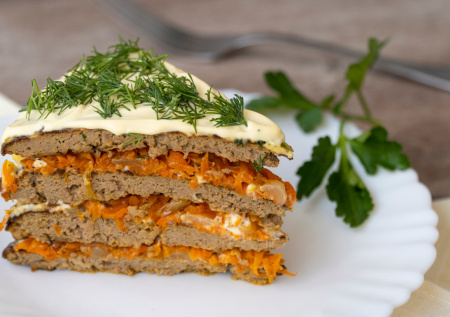 Такая закуска улетает тоннами, и она очень бюджетная: готовим печеночный торт — его съедают даже те, кто не любит печень