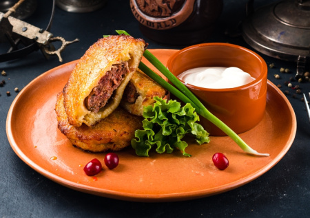 Натираем на мелкой терке и выкладываем прямо ложкой на сковороду: картофельные колдуны с фаршем без мороки — ничего не надо лепить