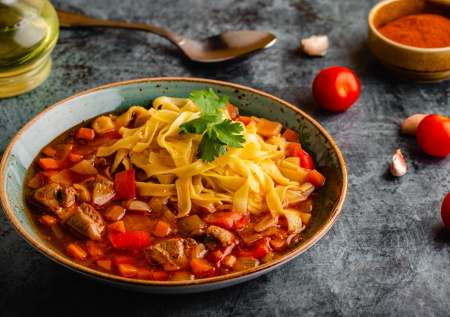 Лучшее осеннее блюдо: быстрый лагман из курицы с покупной лапшой. Получается ничуть не хуже классического варианта