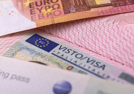 В России прокомментировали сообщения о подготовке ЕС к отказу от мультивиз