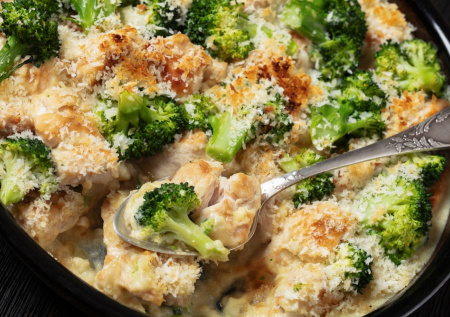 Никаких скучных гуляшей: сырная подлива с курицей и брокколи — легкое и вкусное блюдо для всей семьи