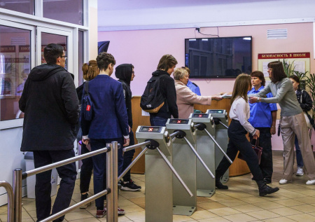 Педагог рассказал, чем опасно сокращение школьных каникул