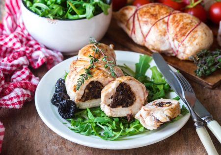 Закуска к Новому году или любому застолью: обалденный рулет из курицы, секрет в чумовой начинке