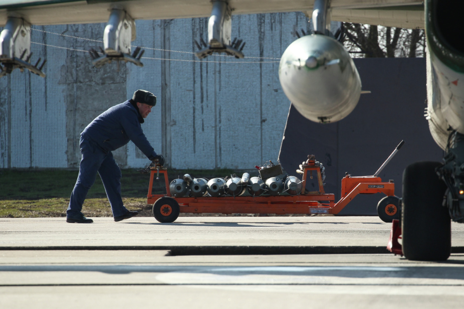 Авиатехник перевозит фугасные авиационные бомбы ФАБ