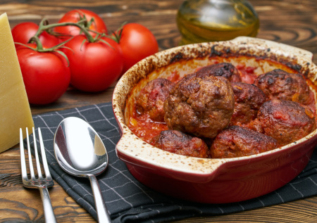 Мясные колобки с кабачком в томатно-луковой заливке: простой рецепт в духовке без жарки, брызг и тонны масла