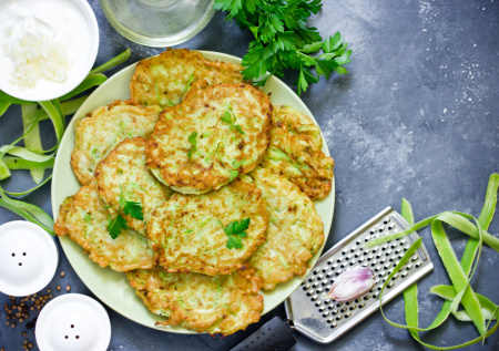 Натираю на мелкой терке и обжариваю: картофельные оладьи с кабачком — рецепт проще некуда, ничего не надо отжимать