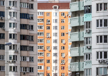 Банки начали отклонять более половины заявок на ипотеку