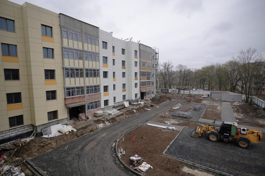 Вид на строящийся жилой дом на улице Куприна в Мариуполе