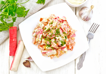 Крабовый салат по-новому — хит на Новый год: он обалденно вкусный — вы точно поразитесь сочетанию с картошкой фри