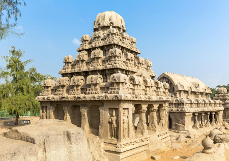 Индийские рабочие во время ремонта обнаружили более 100 древних монет