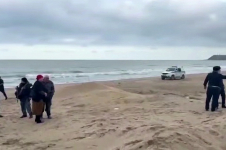 Обстановка на месте падения вертолета Ка-226 в населенном пункте Ачи-Су в республике Дагестан. Стоп-кадр с видео