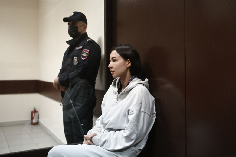 Блогер Валерия Чекалина (Лерчек), обвиняемая в незаконных валютных операциях с использованием подложных документов, на заседании в Троицком районном суде в Москве