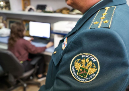 Прибывшая из ОАЭ россиянка попалась на многомиллионной контрабанде