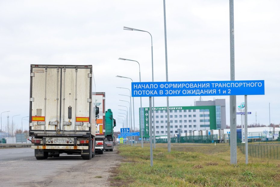 Грузовые автомобили на пограничном пункте