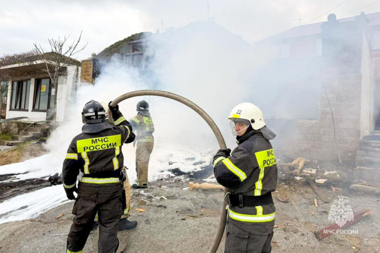 Поселок Ачи-Су. Пожар в частном доме после падения вертолета Ка-226