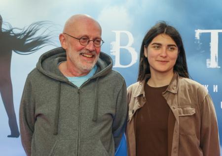 Гордон показался на публике с пятой молодой женой