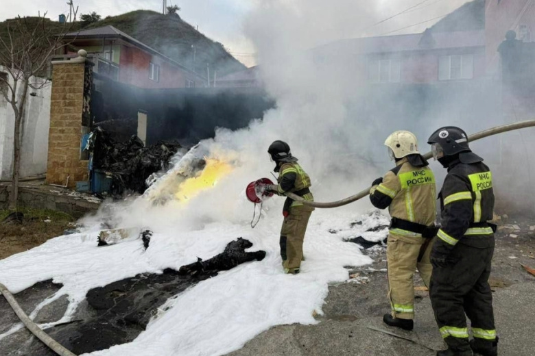 Сотрудники МЧС РФ работают на месте падения вертолета Ка-226 в населенном пункте Ачи-Су в республике Дагестан