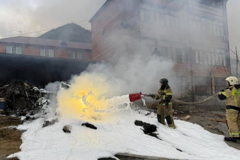 Сотрудники МЧС РФ работают на месте падения вертолета Ка-226 в населенном пункте Ачи-Су в Республике Дагестан