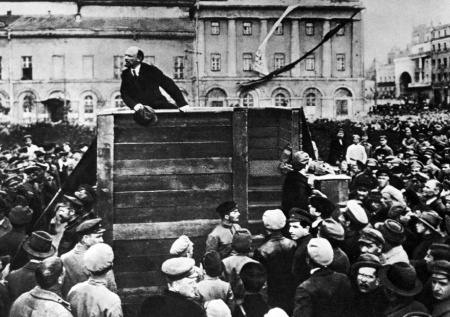 Россияне отмечают годовщину революции и легендарного парада