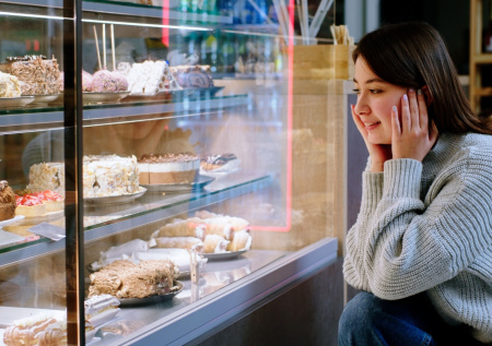 Врач объяснила, с чем на самом деле связана тяга к сладкому