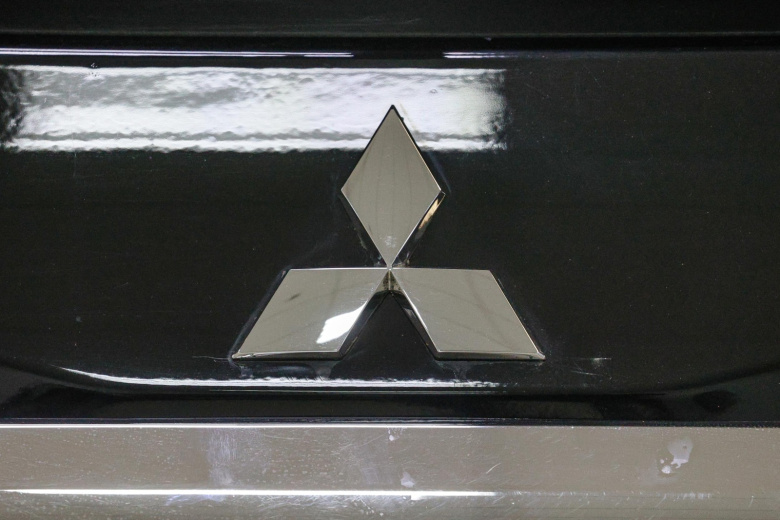 Логотип на автомобиле Mitsubishi