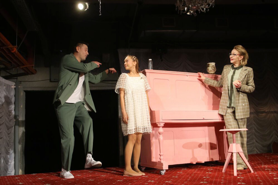 Актеры Петр Кислов в роли Кречинского, Мария Швыдко в роли Лиды и Анна Глазкова в роли Атуевой (слева направо) во время премьеры спектакля «Свадьба Кречинского»