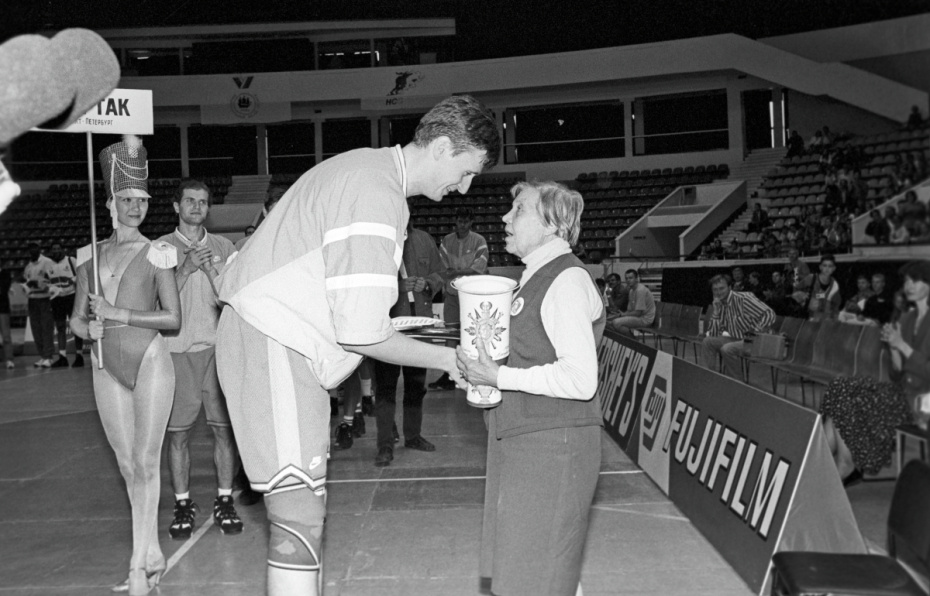 Международный турнир по баскетболу «Кубок Белова». Мать Александра Белова вручает почетный приз капитану «Спартака» А. Мальцеву