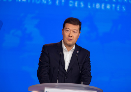 Флаг Украины сняли со здания парламента Чехии