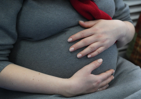 В Госдуме объяснили необходимость повышения пособий по беременности