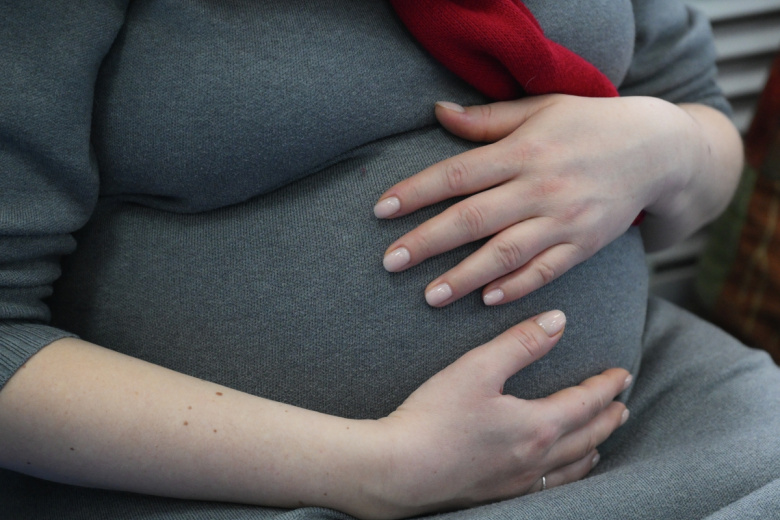 Женщина во время тренинга по подготовке к родам