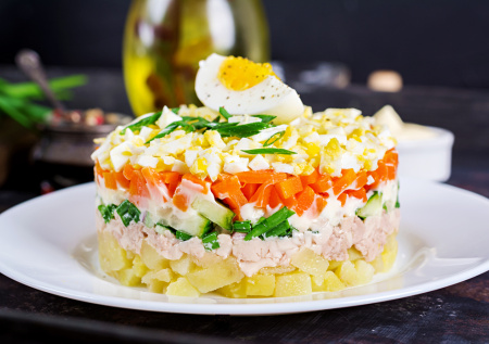 Готовимся к Новому году: вкусный салат из печени трески — 4 простых ингредиента складываются в обалденную закуску