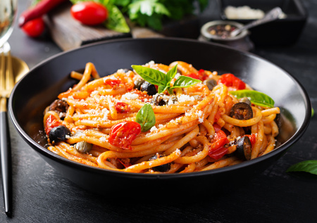 Быстрые спагетти по-вкусному: готовим пасту по-средиземноморски из 3 простых ингредиентов