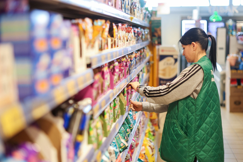 Сотрудница в супермаркете