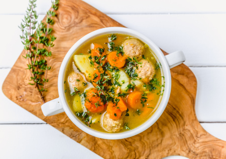 Быстро согреет в холод: мгновенный суп с фрикадельками в одной кастрюле — гениально просто и вкусно