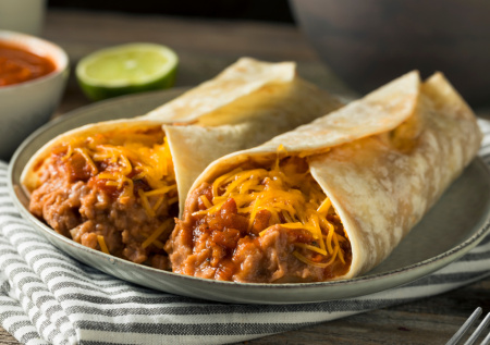 Не хочется возиться с шаурмой? Готовим быстрый ролл по-мексикански: нужен только лаваш, фарш и сыр