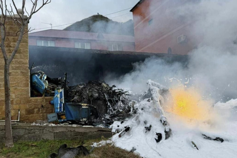 Место падения вертолета Ка-226 в населенном пункте Ачи-Су в Республике Дагестан