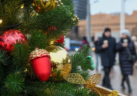 Москву декорируют к Новому году прошлогодними украшениями