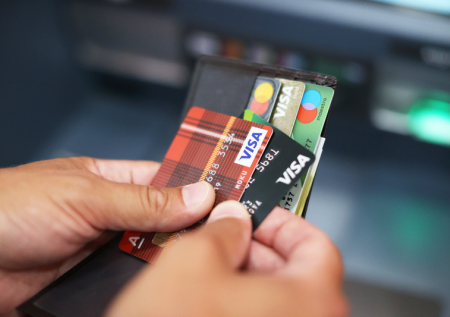 Стало известно, какой уровень просрочки по кредитным картам у россиян