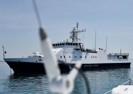 Корабль береговой охраны завалился на бок в российском порту