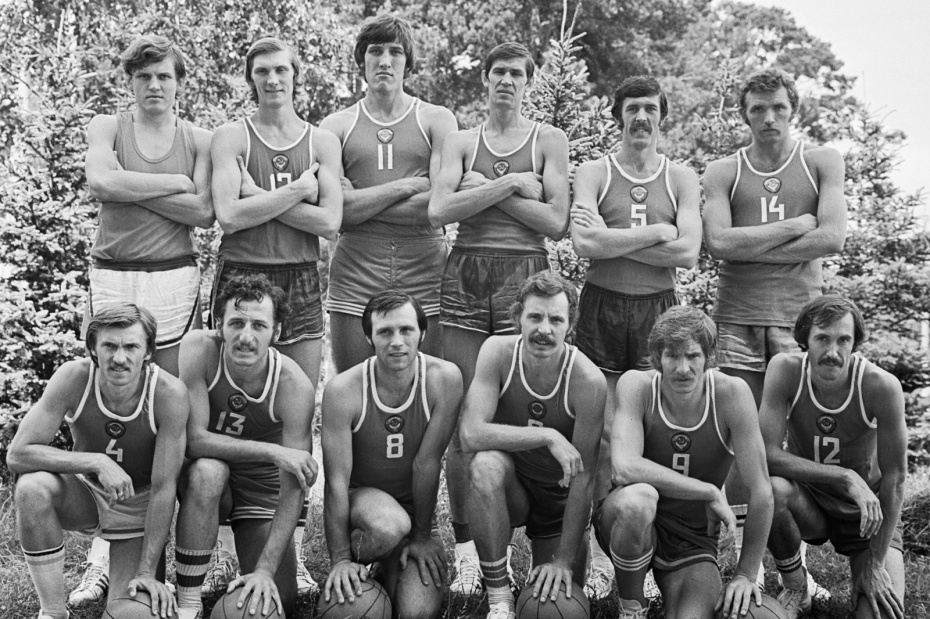 Члены сборной СССР по баскетболу на XXI летних Играх в Монреале: Владимир Арзамасков, Михаил Коркия, Валерий Милосердов, Андрей Макеев, Иван Едешко, Сергей Белов (слева направо на первом плане), Владимир Жигилий, Анатолий Мышкин, Владимир Ткаченко, Алжан Жармухамедов, Александр Сальников, Александр 