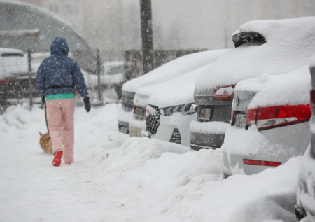 В российском городе снегопад и гололед парализовали движение транспорта