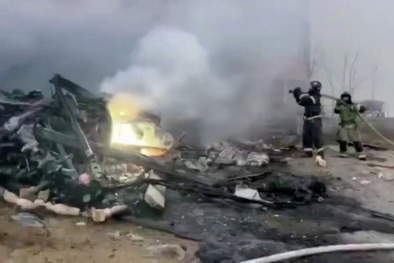 Сотрудники МЧС РФ работают на месте падения вертолета Ка-226 в населенном пункте Ачи-Су в Республике Дагестан. Стоп-кадр с видео